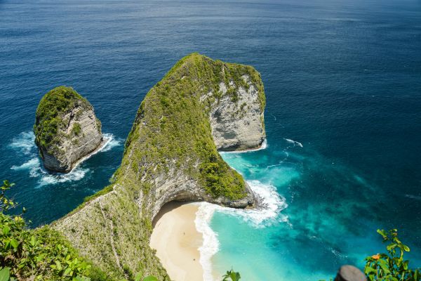1 – Vue panoramique de la plage de Kelingking à Bali